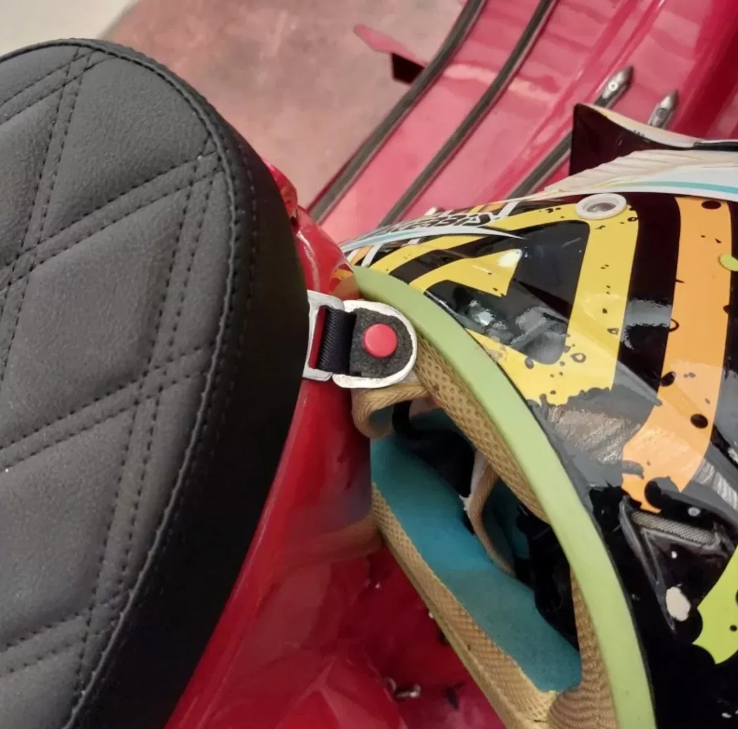 Staffa Supporto Casco VMC sotto sella per telai 50 special/Primavera Et3 - RICAMBI VESPA A.P.F.