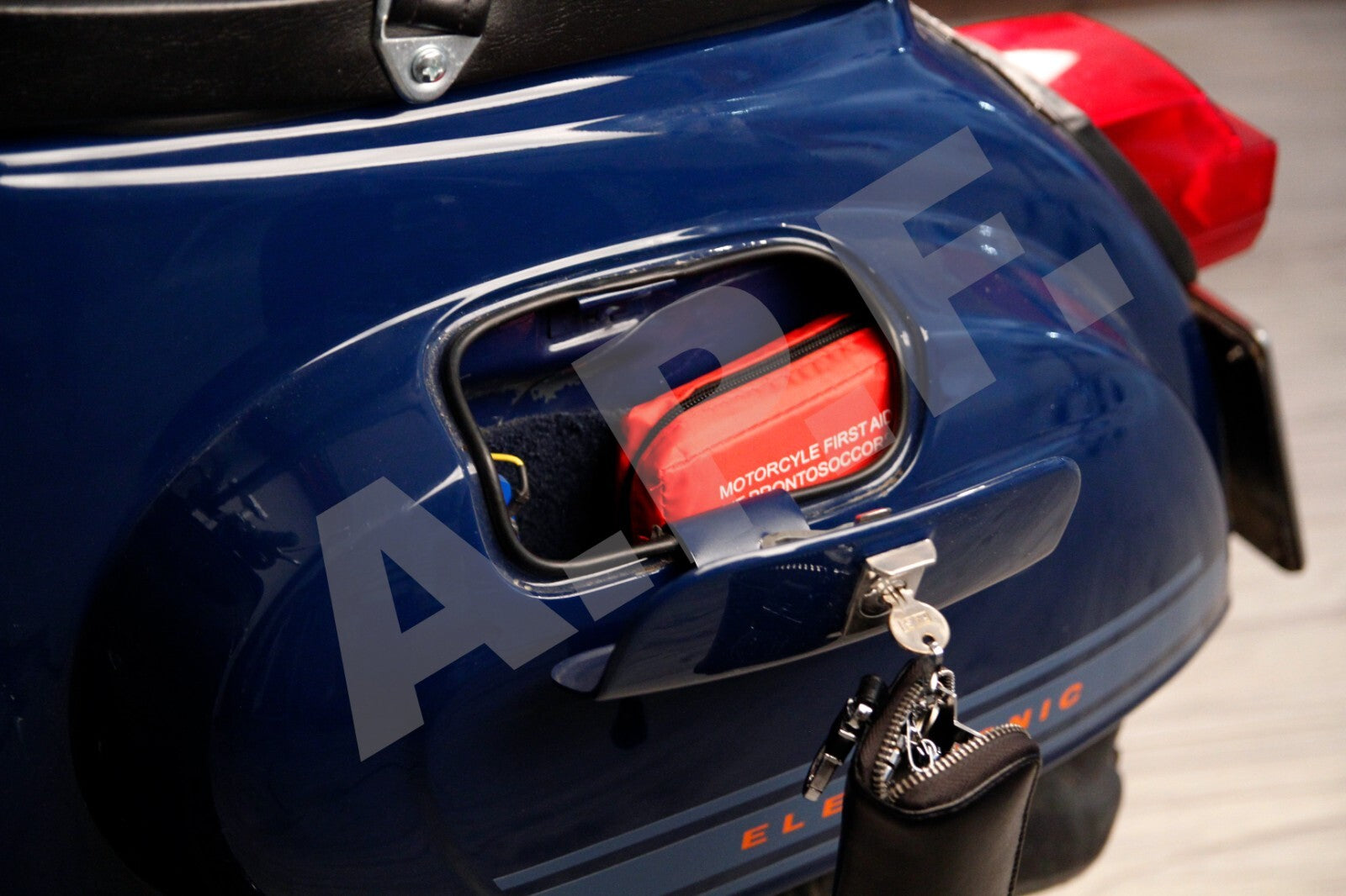 TROUSSE PRONTO SOCCORSO VESPA OMOLOGATO  per tutte le VESPE - ultra compatto -