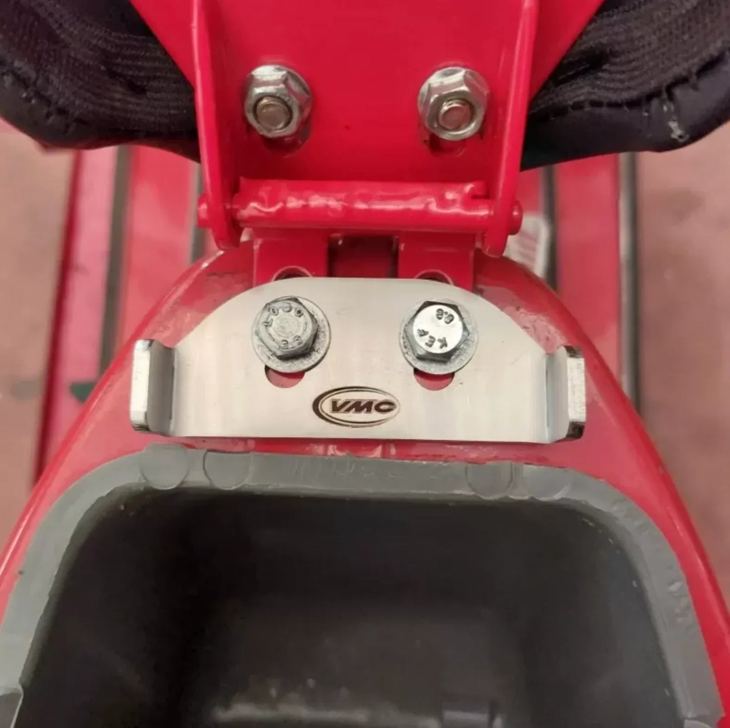 Staffa Supporto Casco VMC sotto sella per telai 50 special/Primavera Et3 - RICAMBI VESPA A.P.F.