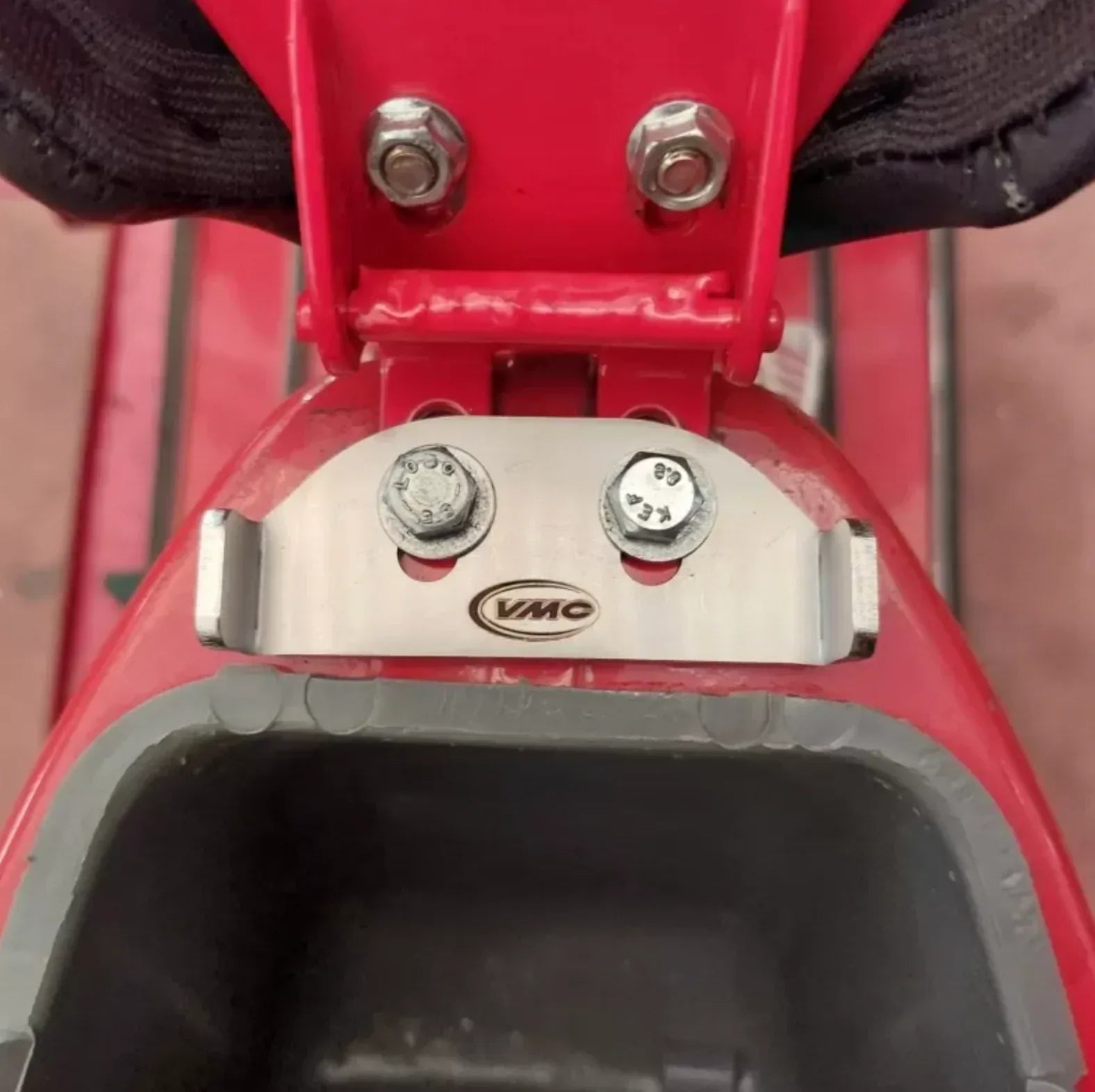 Staffa Supporto Casco VMC sotto sella per telai 50 special/Primavera Et3 - RICAMBI VESPA A.P.F.