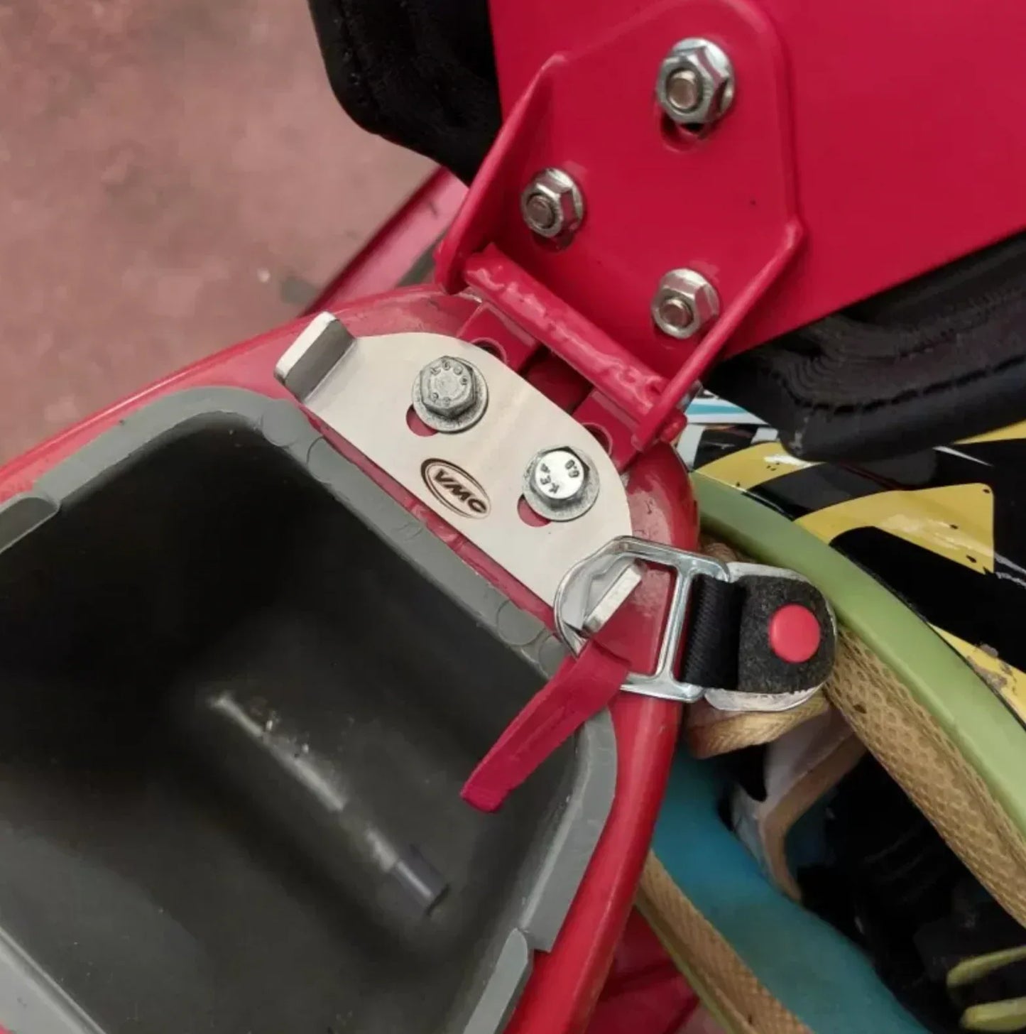 Staffa Supporto Casco VMC sotto sella per telai 50 special/Primavera Et3 - RICAMBI VESPA A.P.F.