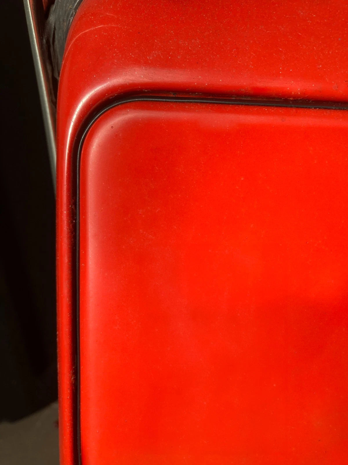 Dettaglio di una sella rossa per Vespa Piaggio